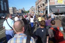 Ongeveer 500 mensen liepen van het Mercatorplein naar het homomonument